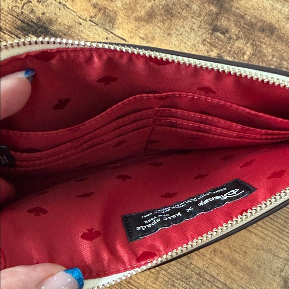 Kate Spade x Disney Cream Wristlet with Tigger and Floral Design - Picture 3 of 12